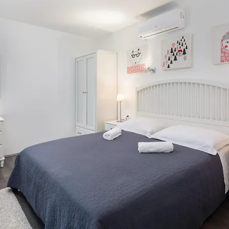 Jolara With Heated Pool Apartman Mimice