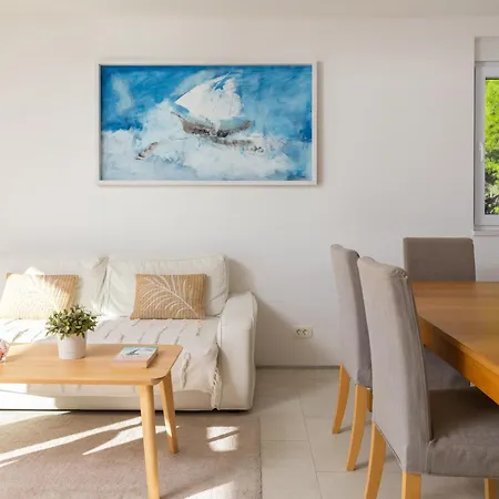 Jolara With Heated Pool Apartman *