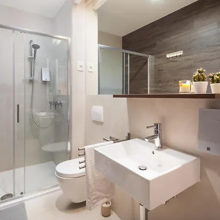 Jolara With Heated Pool Apartment