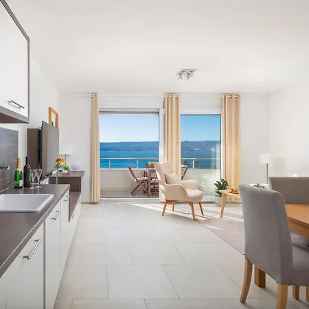Jolara With Heated Pool Apartment